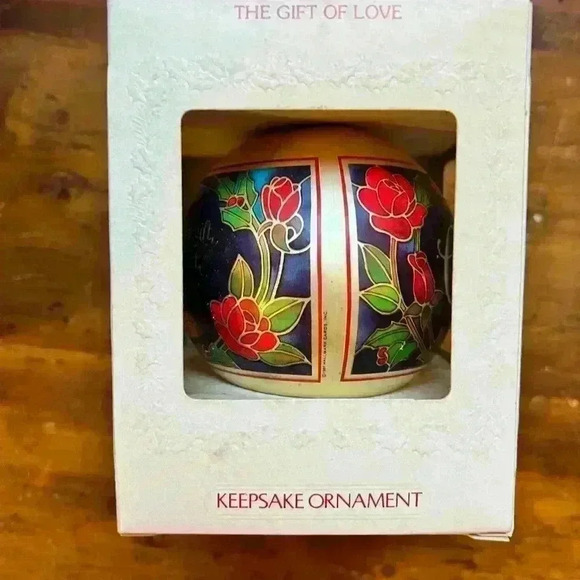 Hallmark vintage 1981 glass ornament “The Gift Of Love” - Picture 3 of 4